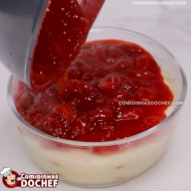 Pavê de Morango com Biscoito Maizena - Passo 5