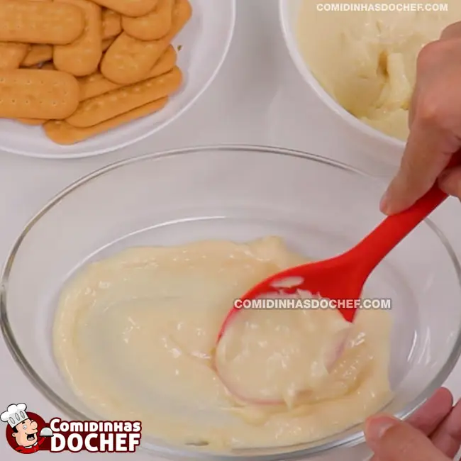 Pavê de Morango com Biscoito Maizena - Passo 2