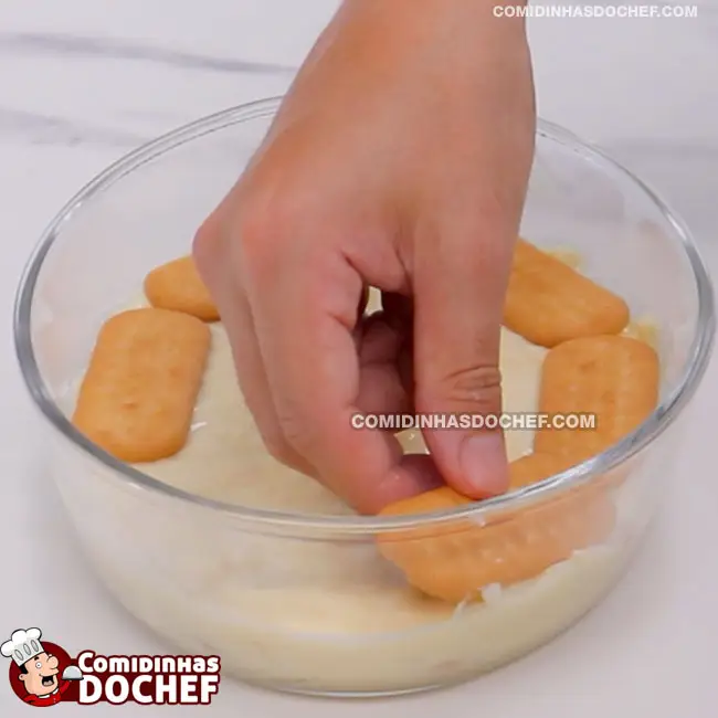 Pavê de Morango com Biscoito Maizena - Passo 3