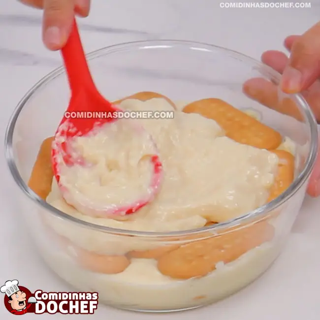 Pavê de Morango com Biscoito Maizena - Passo 4