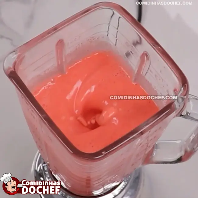 Bolo de Gelatina de Morango no Liquidificador - Passo 2