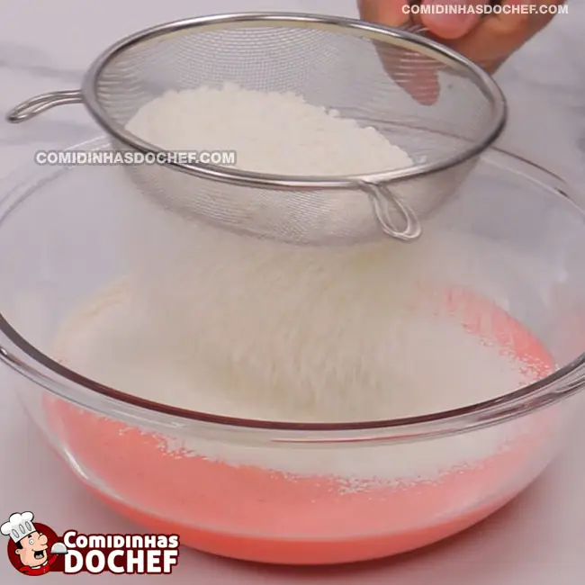 Bolo de Gelatina de Morango no Liquidificador - Passo 3