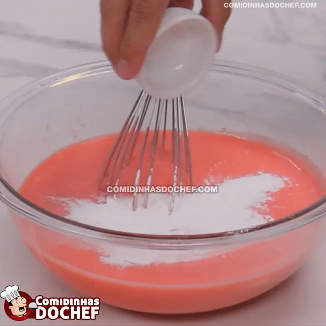 Bolo de Gelatina de Morango no Liquidificador - Passo 4