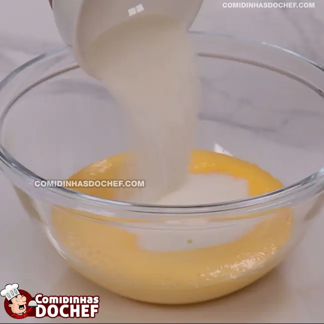 Bolo de Cenoura com Cobertura de Chocolate Fofinho - Passo 2