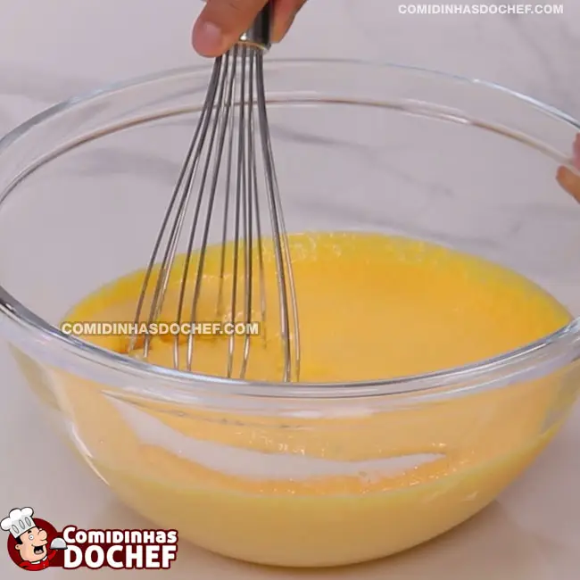 Bolo de Cenoura com Cobertura de Chocolate Fofinho - Passo 3