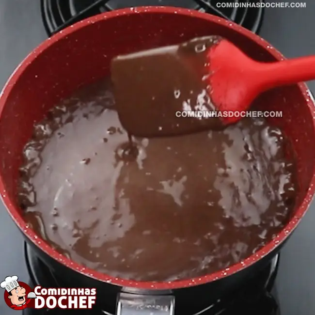 Bolo de Chocolate com Cobertura de Chocolate - Passo 3
